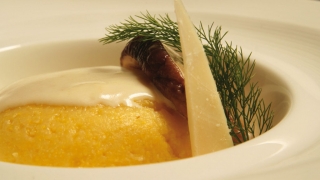 Polenta morbida con fonduta di Parmigiano Reggiano e funghi trifolati